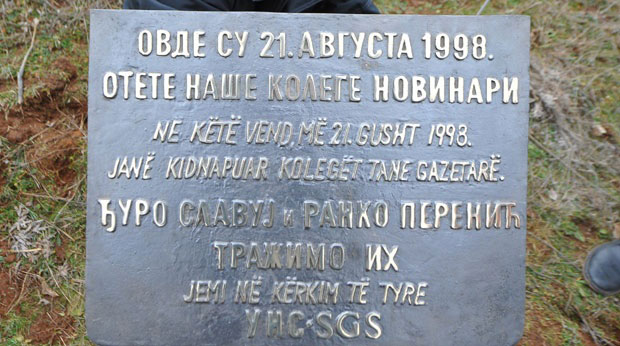 Рушење спомен-плоче отетим новинарима етнички мотивисано