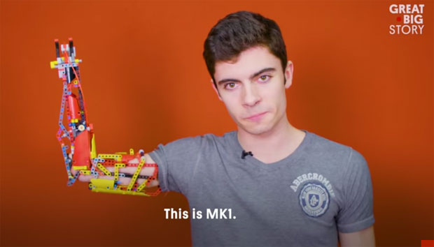 Направио себи протетичку руку од Лего коцки (ВИДЕО)