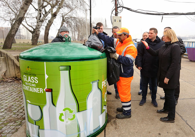 Рециклажна звона за стакло