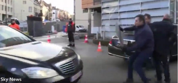 Демонстрант скочио пред ауто Терезе Меј (ВИДЕО)