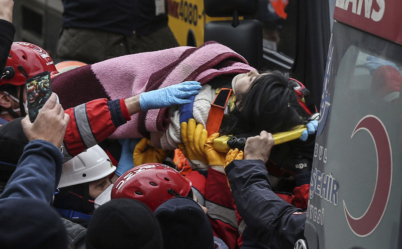 ОБЈАВЉЕН СНИМАК: Срушила се зграда у Истанбулу, девојчица преживела у рушевинама 18 сати