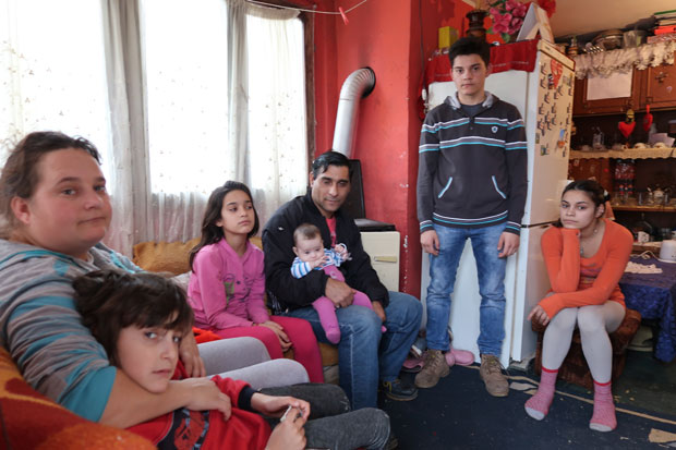 МУКЕ ВИШЕЧЛАНЕ ПОРОДИЦЕ: Осам душа у 15 квадрата