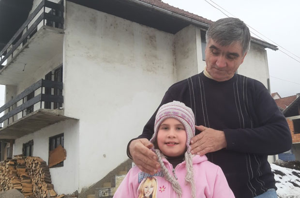 ТЕШКА СУДБИНА ПОКРЕНУЛА ХУМАНОСТ: Пристиже помоћ за самохраног оца и ћерку, најављена стипендија за девојчицу