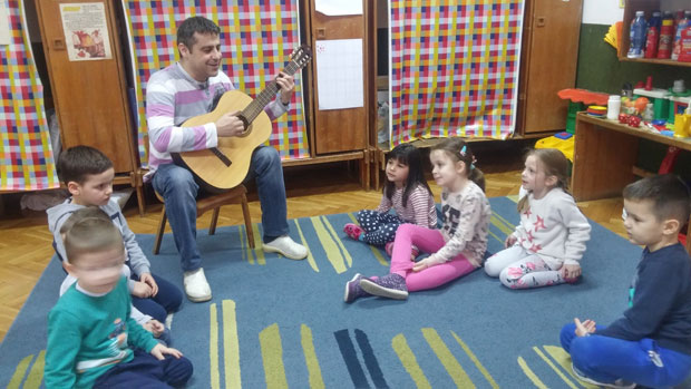 ЈЕДИНИ СЛЕПИ ВАСПИТАЧ У СРБИЈИ: Боки загледан у дечје осмехе