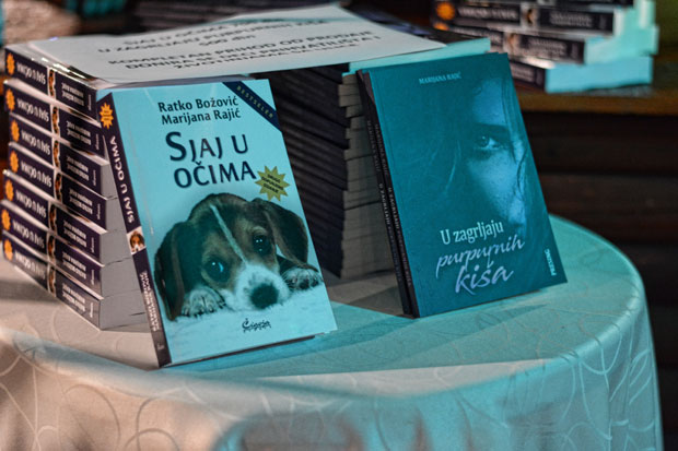 У загрљају пурпурних киша са сјајем у очима