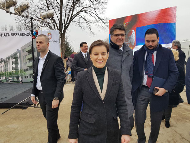 Премијерка: Војницима и полицајцима квадрат у Врању за 400 евра