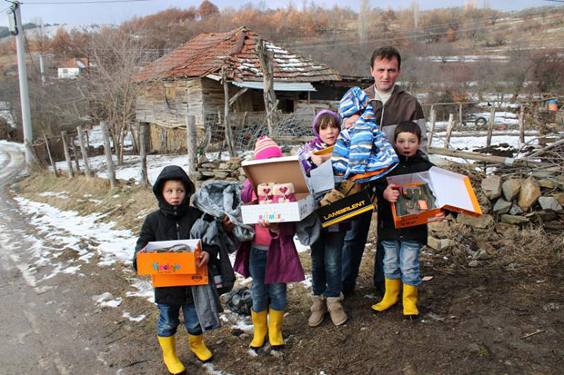 Хуманитарци даривали децу на Косову