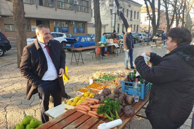 ПОСЛЕ ЗАБРАНЕ ВОЋА ИЗ ТУРСКЕ: Вишковић на пијаци купује домаће мандарине