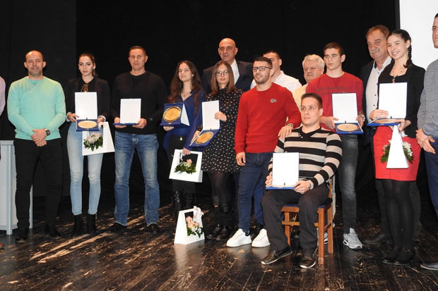 ШТЕФАНЕК УРУЧИО НАГРАДЕ НАЈБОЉИМА: У Апатину додељена признања најуспешнијим спортистима и спортским колективима