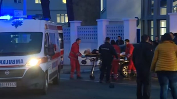 
ПРВИ СНИМЦИ И СЛИКЕ ДЕЕ ПОСЛЕ НЕСРЕЋЕ: Носе је повређену на носилима, она се хвата за руку (ФОТО+ВИДЕО)
