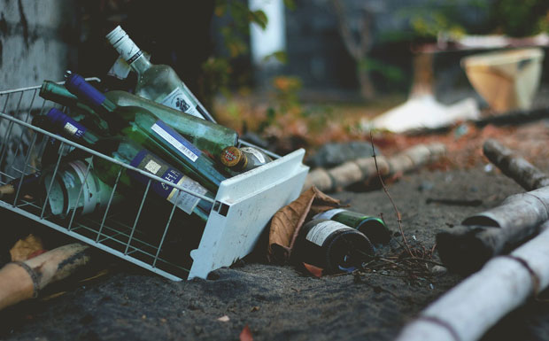 ОТРОВАЛИ СЕ АЛКОХОЛОМ: Попили јефтин ликер, најмање 39 особа преминуло, 27 се разболело