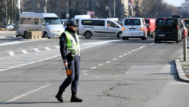 Комби превозници у протестној вожњи до Владе