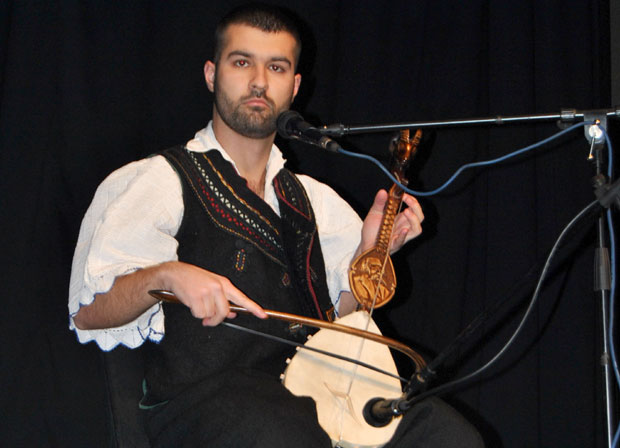 Гуслар и писац ниже десетке у индексу