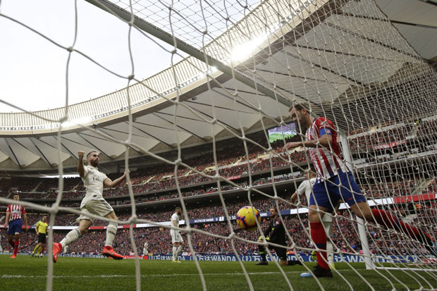 ПРИМЕРА: Пљуштали картони, рутинска победа Реала у мадридском дербију