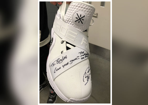 БОГДАНУ ОД ВЕЈДА: Легендарни кошаркаш на опроштају од Сакрамента Богдановићу поклонио патику