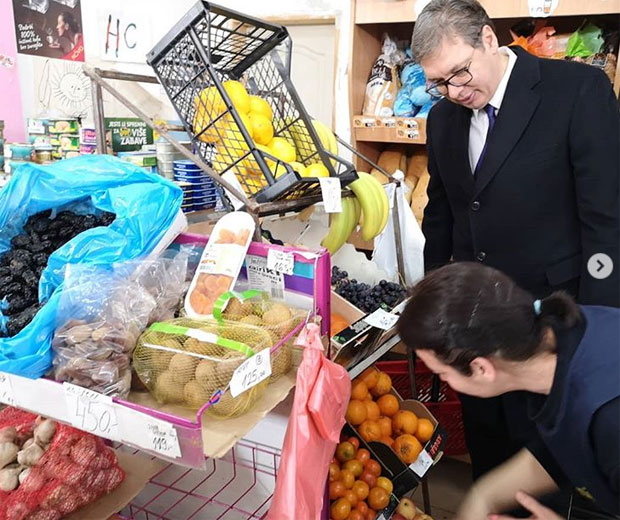 ПРЕДСЕДНИК ВУЧИЋ КАО САВ НОРМАЛАН СВЕТ: У локалној продавници купио јабуке и смоки, радница била затечена