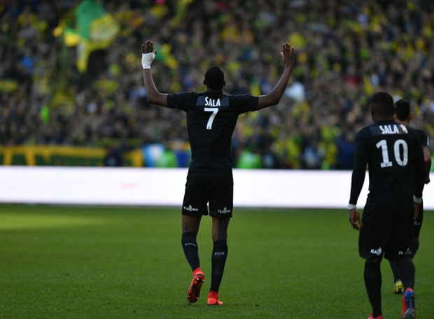 ПОРАЗ У ДРУГОМ ПЛАНУ: Фудбалери Нанта носили црне дресове са Салиним именом, емотивни опроштај од деветке француског клуба (ВИДЕО)