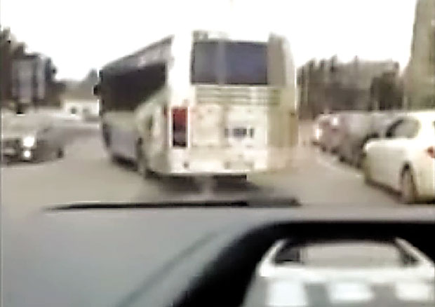 БАХАТА ВОЖЊА: Аутобусом у другу траку због - црвеног светла! (ВИДЕО)