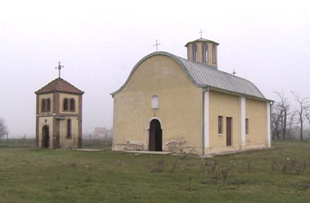 Обијена црква Св. Тројице недалеко од Урошевца