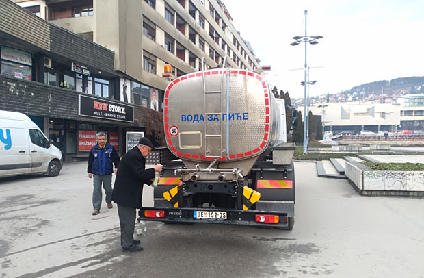 ЦИСТЕРНЕ ЗА ЕРЕ: Почело привремено снабдевање Ужичана