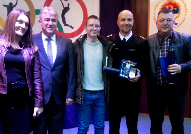 ПРИЗНАЊЕ ХЕРОЈИМА: Хеликоптером у задњи час спасли малог одбојкаша