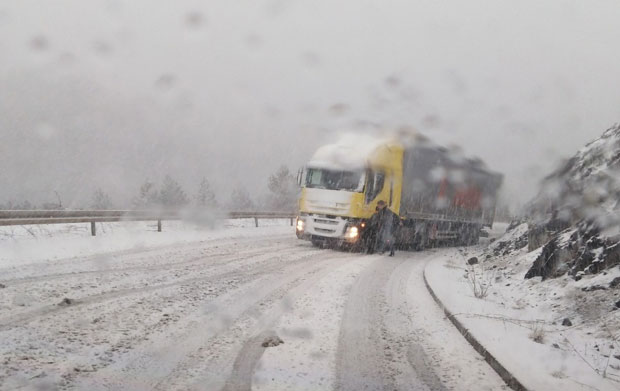 Због снега забрана кретања теретњацима од Бистрице до Борове Главе (ФОТО+ВИДЕО)