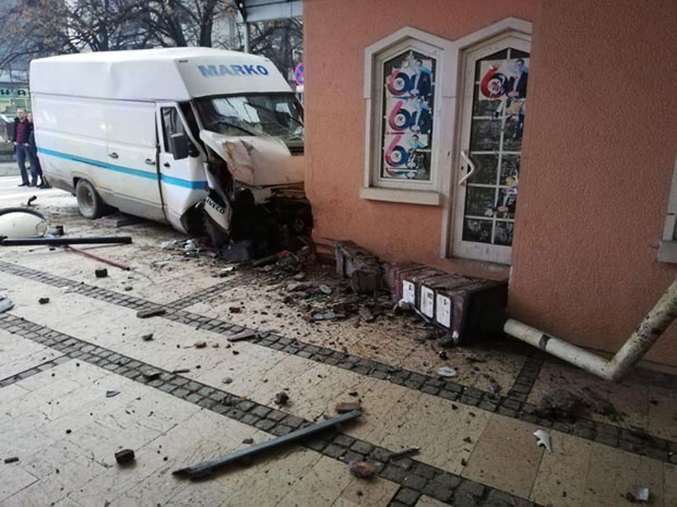 ТЕШКА НЕСРЕЋА У СУРДУЛИЦИ: Комбијем улетео на шеталиште, повређена жена на месту сувозача (ФОТО)
