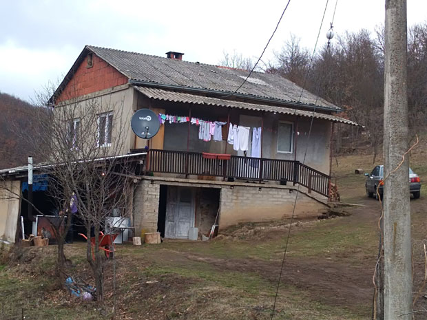 НОВИ ДЕТАЉИ ТРАГЕДИЈЕ: Дечак обио полицу, узео очев пиштољ и пресудио себи