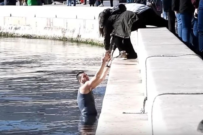 ХРВАТСКА СЕ ВРАЋА У ПЕЋИНСКО ДОБА: Несрећном голману Звезде руку је пружила само једна Сплићанка...