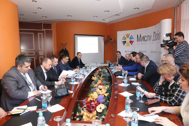 УДРУЖЕЊЕ “МИСЛИ ДОБРО“ ОРГАНИЗОВАЛО ОКРУГЛИ СТО: Српска мора да се спрема за могућу кризу