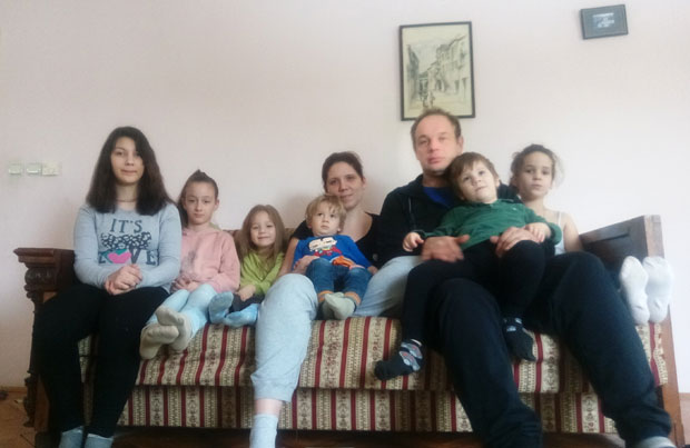 НЕДАЋЕ ОСМОЧЛАНЕ ПОРОДИЦЕ: Гладна деца су сита прописа, држава их не види