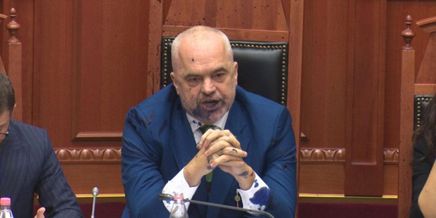 ХАОС У АЛБАНСКОМ ПАРЛАМЕНТУ: Опозиција напала Раму бојом (ВИДЕО)