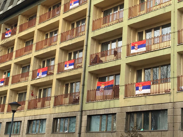 Српске заставе се вијоре са студентских домова (ФОТО)
