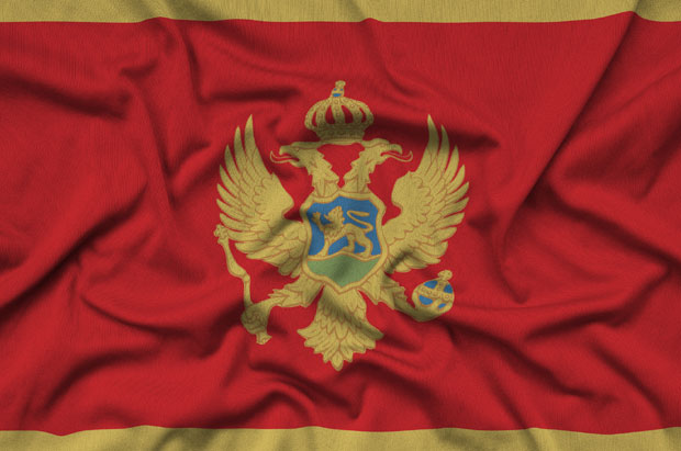  Казне за оне који заставу користе као простирку