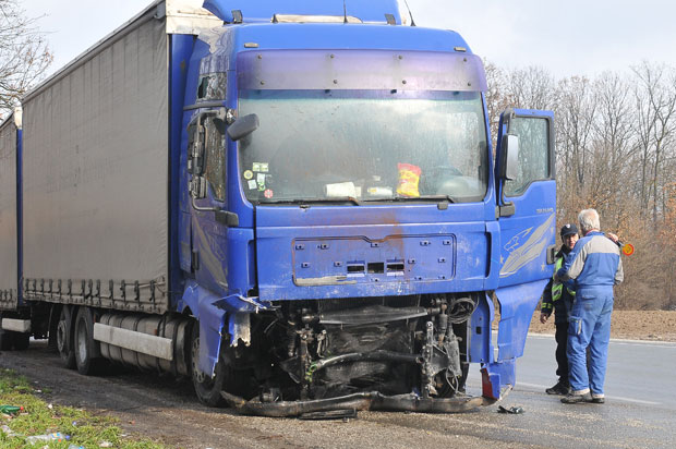 УДЕС НА ИБАРСКОЈ: Судар камионa и аутомобилa, једна особа погинула