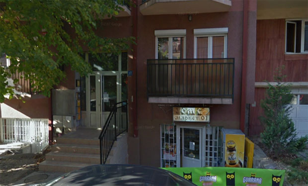 Младић избоден испред зграде, ухапшен један од нападача (ФОТО)