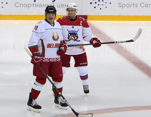 УПРКОС ПОВРЕДИ: Путин и Лукашенко играли хокеј па се скијали (ВИДЕО)