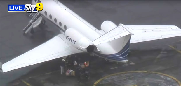 ДРАМА НА НЕБУ: Авион у којем су биле Џенифер Анистон и Кортни Кокс морао принудно да слети (ВИДЕО)