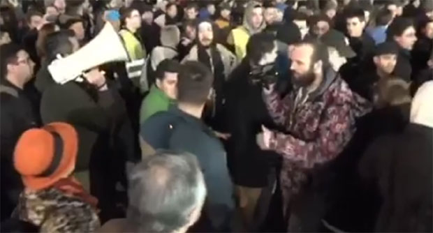 ОПЕТ ИНЦИДЕНТИ НА СКУПУ 1 ОД 5 МИЛИОНА У БЕОГРАДУ: Сукоб левичара и обезбеђења на протесту (ВИДЕО)