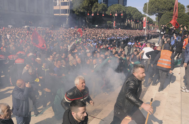 ТРАЖЕ ОДЛАЗАК ЕДИЈА РАМЕ: Сукоби на протестима у Тирани (ФОТО)