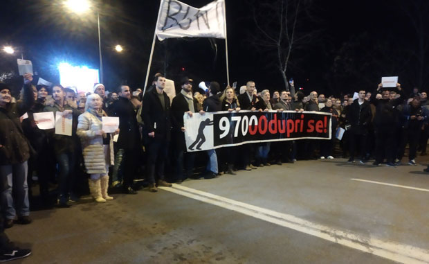 ПОДГОРИЧАНИ НА ПРОТЕСТУ ТРАЖЕ ХИТНУ СМЕНУ ВРХА ДРЖАВЕ: Стидимо се њиховог бестиђа док нас краду, варају и продају...