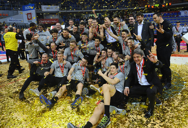 ПАРТИЗАН ОДБРАНИО КУП РАДИВОЈА КОРАЋА: Црно-бели у великом финалу савладали Црвену звезду