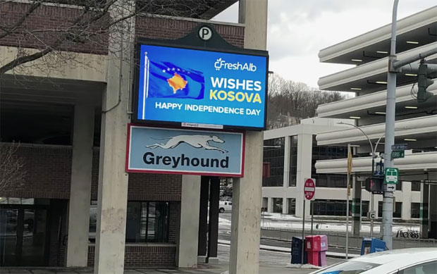 ЛОБИРАЊЕ АЛБАНАЦА У ЊУЈОРКУ: На шест локација билборди са честиткама Косову (ВИДЕО)