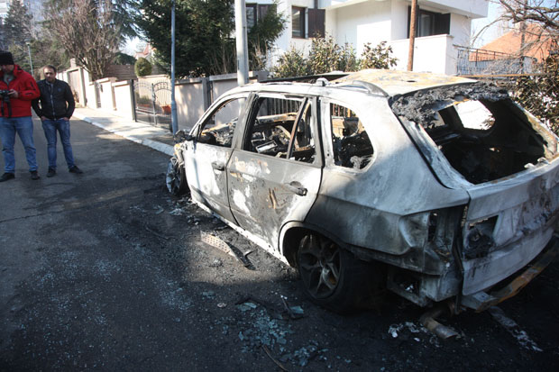 ГОРЕЛА ТРИ АУТОМОБИЛА НА БАНОВОМ БРДУ: На мети луксузни џип