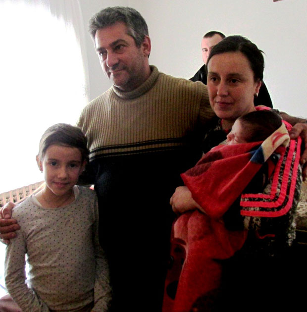 Непознати добротвор поклонио двe хиљaдe мaрaкa мaлој Ивaни 