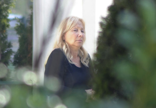 ДОМ ШАУЛИЋА ЗАВИЈЕН У ЦРНО: Долазили уплакани пријатељи и родбина, супруга Гордана бледа у црнини (ФОТО) 