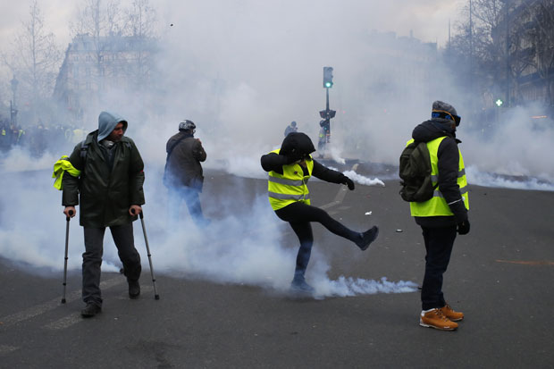 ИСТРАЖИВАЊЕ ЈАВНОГ МЊЕЊА ТВРДИ: Французима се смучили Жути прслуци?