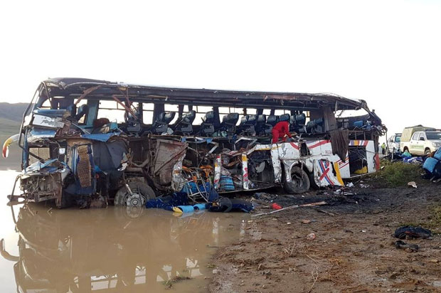 СУДАР АУТОБУСА И КАМИОНА: Најмање 24 погинулих