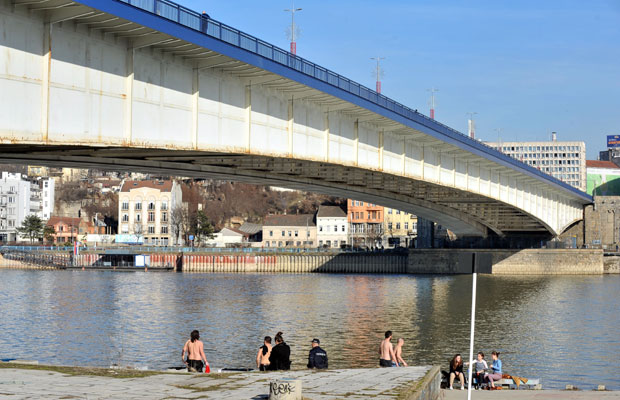 Преврнуо се чамац код Бранковог моста (ФОТО)