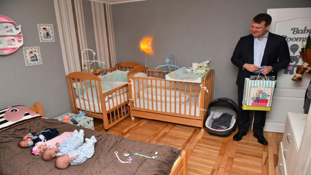 БЕБЕ КОЈЕ СУ ОБРАДОВАЛЕ СРБИЈУ: Покрајински премијер Игор Мировић посетио суботичке четворке